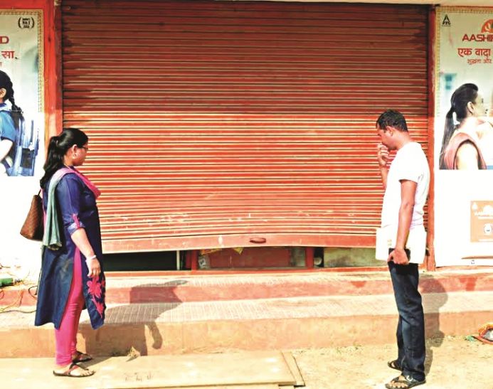 Grocery store robberies किराना दुकान में चोरी, एक-एक हजार के पुराने नोट भी ले गए बदमाश