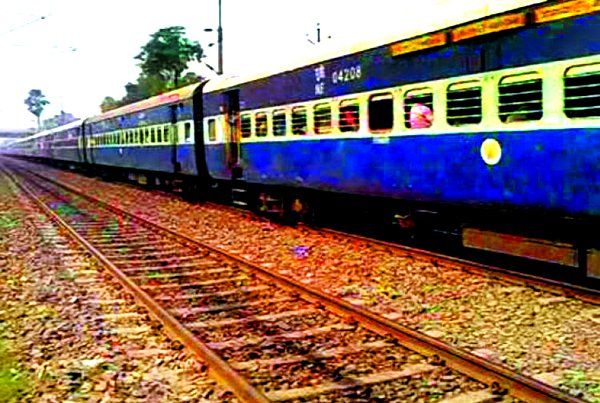 indian railway बार बार होती रही चेन पुलिंग, हबीबगंज पर परेशान होते रहे यात्री