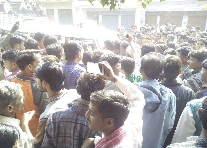 people jam highway रुपए निकालने में असफल लोगों ने वीरपुर में हाईवे किया जाम