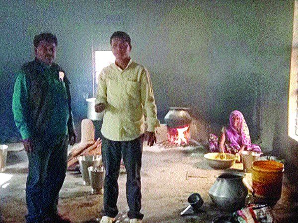 sidhi news मध्याह्न भोजन में बच्चों को परोसा जा रहा घटिया चावल