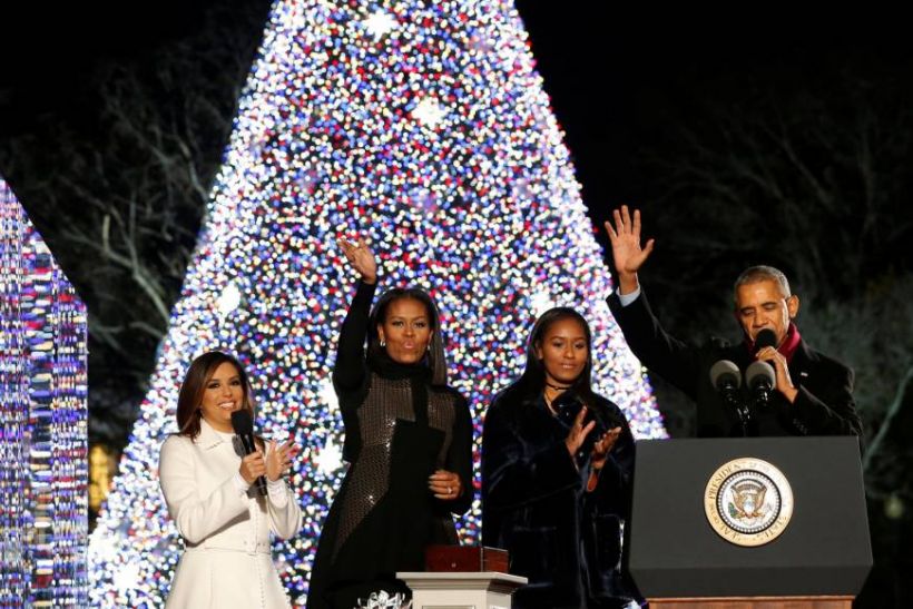 Obamas light up National Christmas tree बराक ओबामा ने अंतिम बार नेशनल क्रिसमस ट्री को किया प्रकाशित