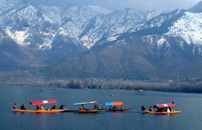 Dal Lake अगर आपको बोटिंग करना पसंद है तो इन झीलों की जरूर करें सैर