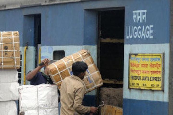 Ratlam News @INDIAN RAILWAY- ट्रेनों से अब हटेगा पार्सल कोच