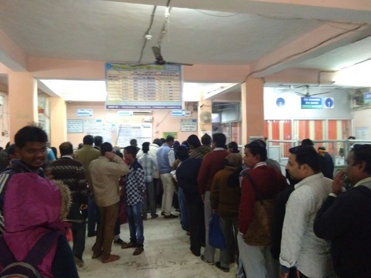 long line in Bank नोटबंदी की मार, वेतन और पेंशन के बैंकों में लगी लम्बी कतारें, एटीएम ने दिया धोखा