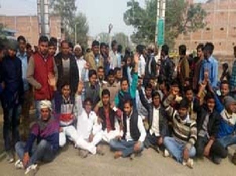 Road Jaam युवक को फावड़े से काटकर मार डाला, ग्रामीणों ने हाईवे पर लगाया जाम