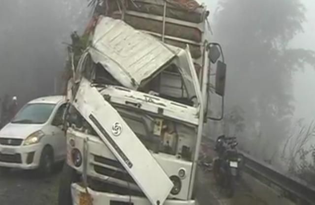 accident कोहरे का कहर, बस-डीसीएम की टक्कर में दो की मौत
