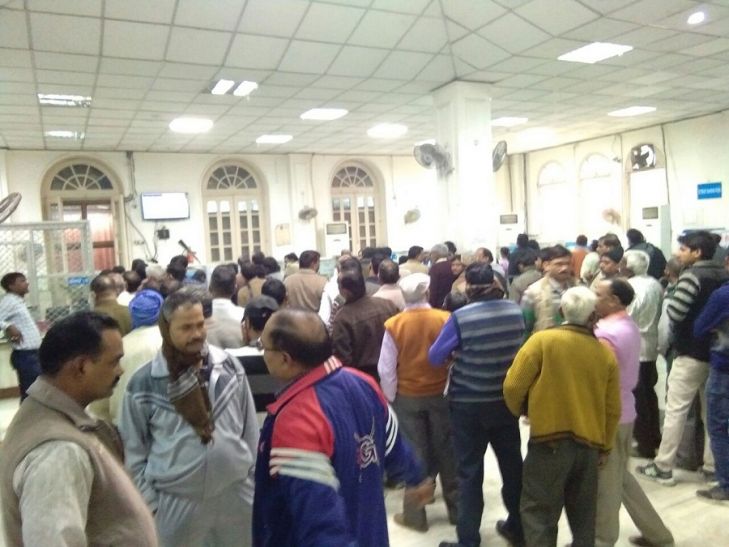 cash crisis in bank नोटबंदी के बाद हर तरफ मचा है हाहाकार, इलाहाबाद के बैंकों में कैश खत्म, लोग परेशान