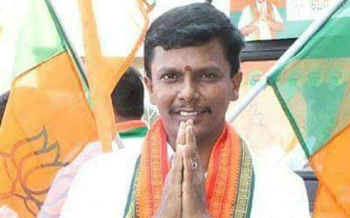 BJP Youth Leader Held With Rs 20.5 L New Currency नोटबंदी का जमकर समर्थन करने वाला बीजेपी यूथ विंग का नेता 20 लाख की नई करेंसी के साथ गिरफ्तार