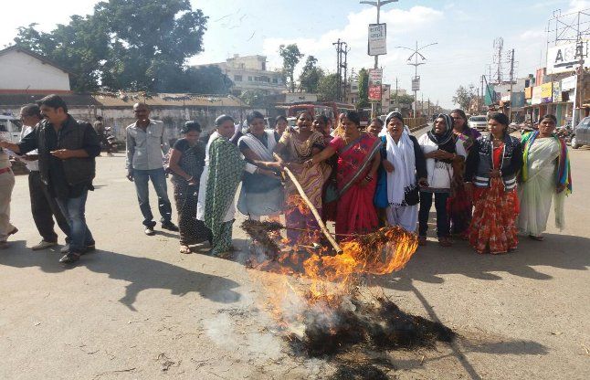 protest against BJP leader in bastar, भाजपा नेत्री ने बस्तर की महिलाओं के लिए की यह गंदी बात, भड़का गुस्सा