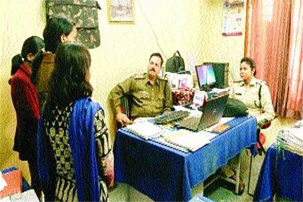 the three girls ran from bal grah, were found in d बालगृह से भागी तीन लड़कियां धार में मिलीं