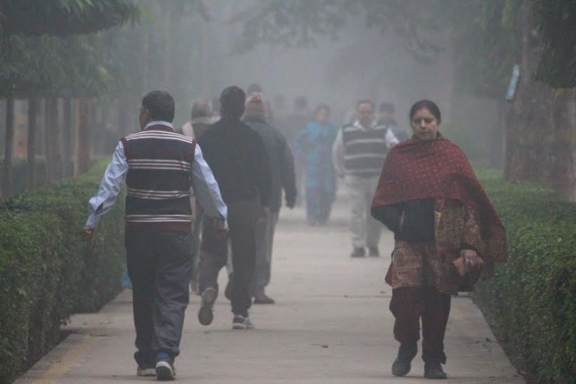 kanpur कोहरे का कोहराम, तस्वीरों में देखें कैसे सफेद बर्फ में ढका शहर