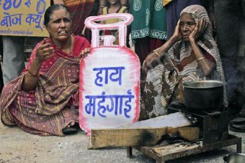demonetisation and price hike नोटबंदी में बर्बाद हो रही बनारस वालों की रसोई