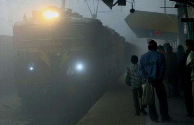 fog घने कोहरे का असर, हर साल सैकड़ों ट्रेनें रद्द कर देता है रेलवे