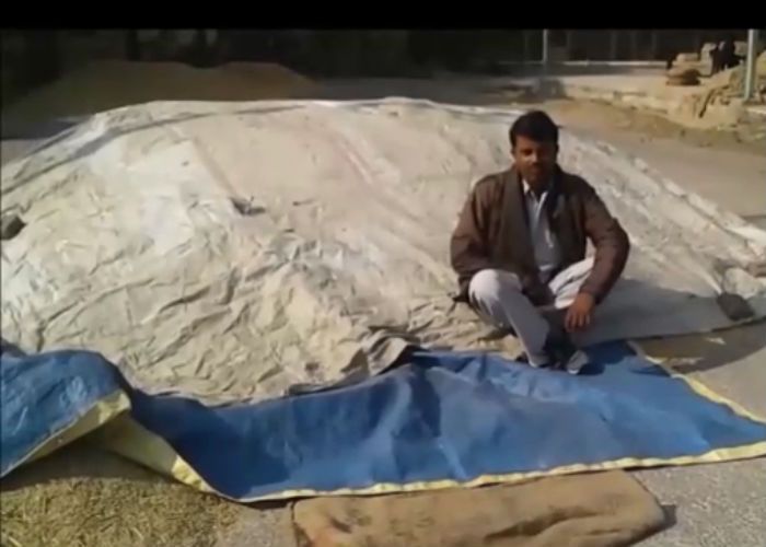 farmers धान खरीद न होने पर किसान परेशान, अफसर बना रहे नोटबंदी का बहाना