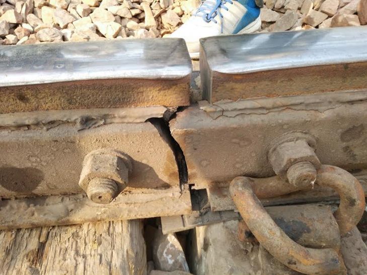 railway track नक्सलियों ने रेल पटरी से चुराए पेनड्रॉल क्लिप