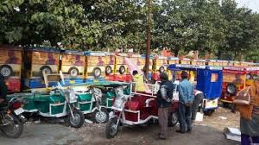 E-rickshaw ई-रिक्शा चालकों ने प्रशासन के सामने रखी अपनी मांग, कहा पूरी न होने पर जाएंगे हाईकोर्ट