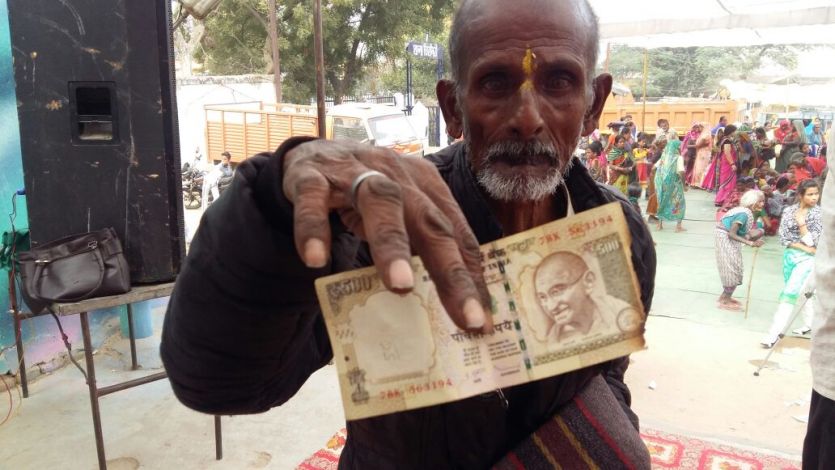 man get 500 rs note सहकारी बैंक में खाताधारक पाई—पाई को तरसे, जानिए क्यों!