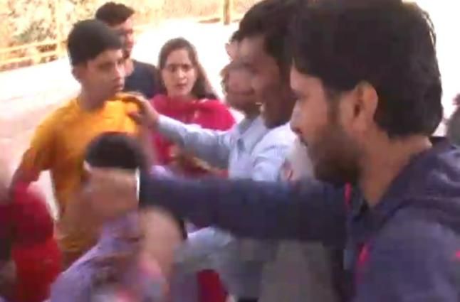 toll row नोटबंदीः खुल्ले पैसों को लेकर टोल पर हुआ बवाल, महिला ने जमकर की पिटाई