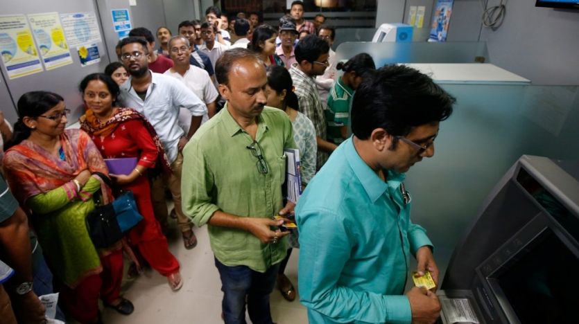 ATM नोटबंदी: बैंक बंद एटीएम खाली फिर भी लंबी लाइन