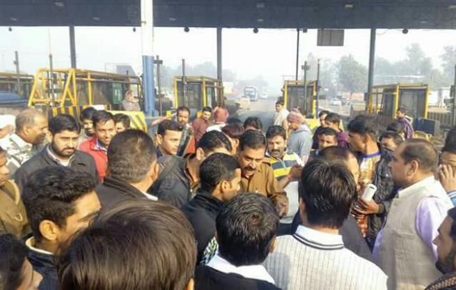 protest रालोद कार्यकर्ता से मांगा टोल तो जमकर हुआ हंगामा