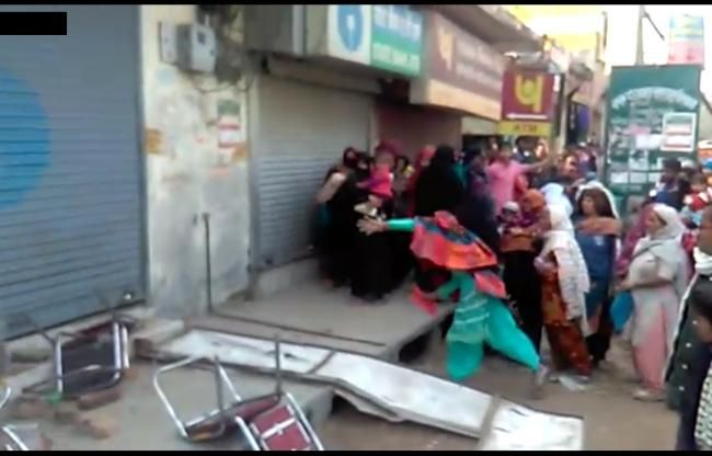 bank protest नोटबंदी: बैंक लाइन में सिपाही ने बुजुर्ग महिला को मारा डंडा
