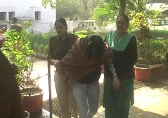 पानी की टंकी पर चढ़ी युवती, नहीं बोल पा रही हिंदी