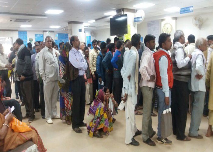 bank line photo गाजियाबाद वाले ऐसे निपट रहे हैं नोटबंदी के संकट से