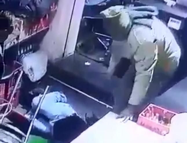 police beaten hotel owner देखिए वीडियो, बिल मांगने पर पुलिस ने होटल मालिक को बेरहमी से पीटा