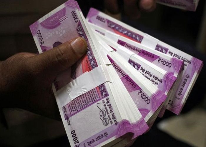 2000 Note डॉक्टर और टीचर को इन लोगों से मिले थे 15 लाख के नए नोट