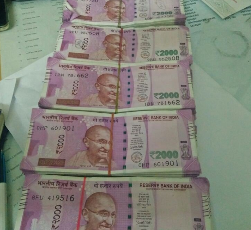 15 accounts found to be fake in Axis Bank Rs. 70 c नोटबंदी: नवंबर तो बीत गया, दिसंबर कैसे बीतेगा