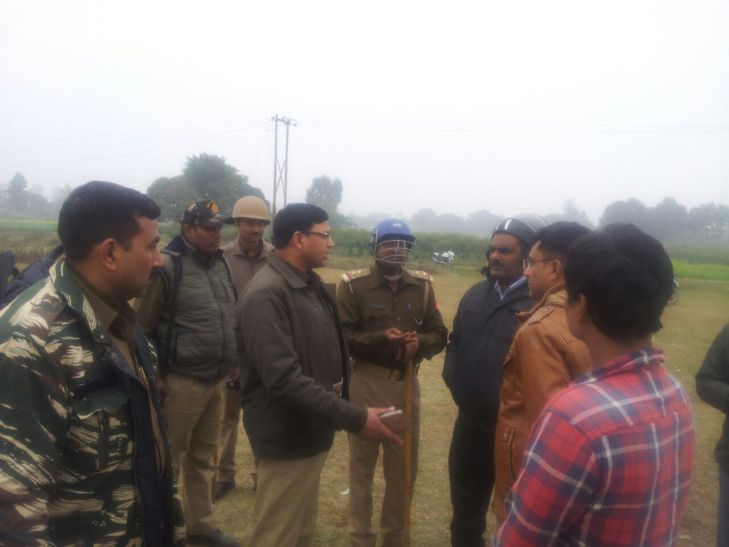 uproar in azamgarh आजमगढ़ में शव दफनाने को लेकर बवाल, दो पक्षों में जमकर चले ईंट पत्थर