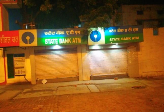 atm नोटबंदी से गुस्साए ग्रामीण बोले, बच्चों को कहां फैंके