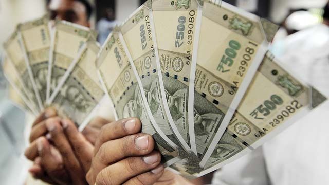 Govt decides to print plastic currency notes to ch नोटबंदी में कर रहे थे खुल्ला खर्चा, पुलिस ने मारे दो थप्पड़ तो हुआ चौंकाने वाला खुलासा
