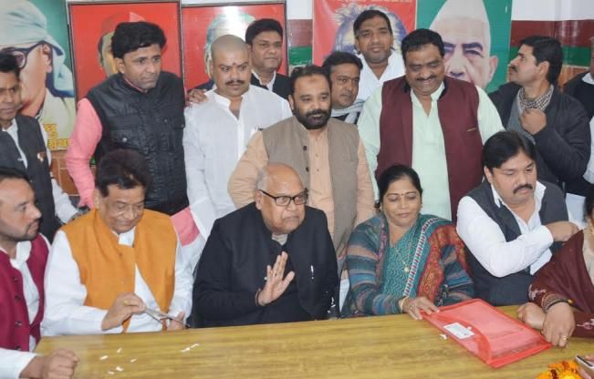 samajwadi party नोटबंदी पर बोले सपा नेता, बिना तैयारी प्रयोग करने पर ऐसा ही होता है