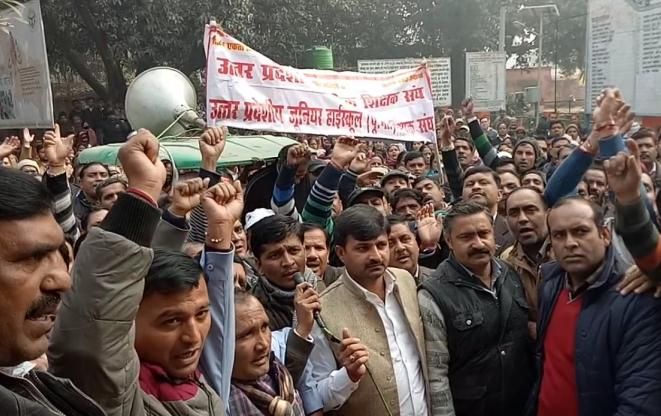 protest शिक्षक की मौत पर भड़के साथी, सरकार को दी चेतावनी