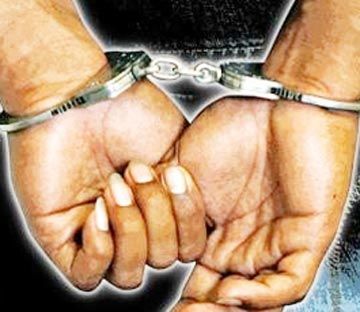 arrest पिता की हत्या कर फरार युवक जौनपुर से गिरफ्तार