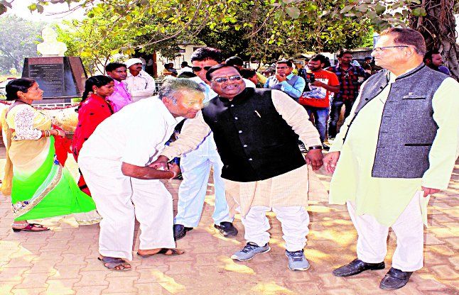 charoda nigam chunav चरोदा निगम चुनाव: भाजपा के बागियों ने वरिष्ठ नेताओं के पैर छूकर निर्दलीय भरा नामांकन