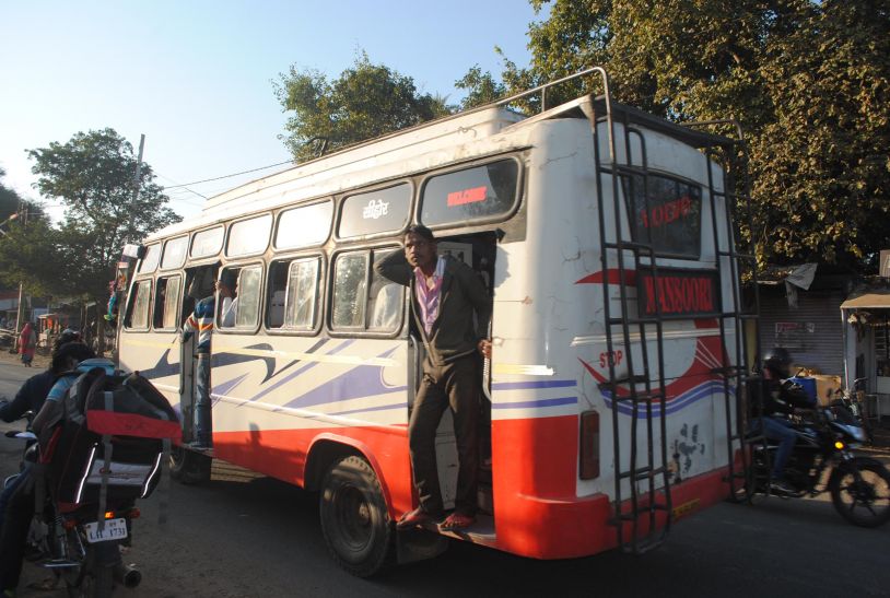 mp overloading vehicles न परमिट की चिंता, न फिटनेस की परवाह