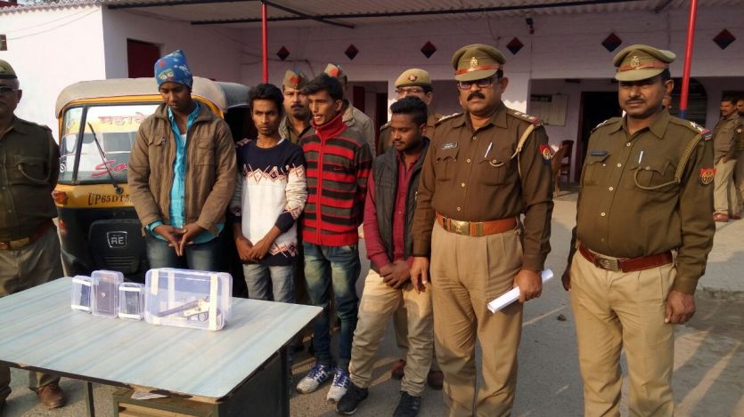 crime चंदौली में लूटपाट करने वाले गिरोह का पर्दाफाश