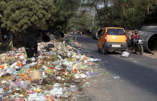 garbage नोटबंदी के बाद हड़ताल पर गए सफाई कर्मी, कूड़ेदान में बदला नोएडा