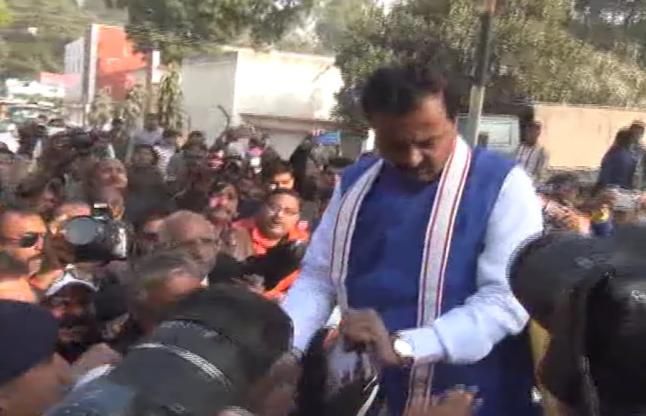 keshav केशव प्रसाद मौर्य को चारों तरफ से वकीलों ने घेरा तो दूसरे रास्ते से 'भागना' पड़ा- देखें वीडियो