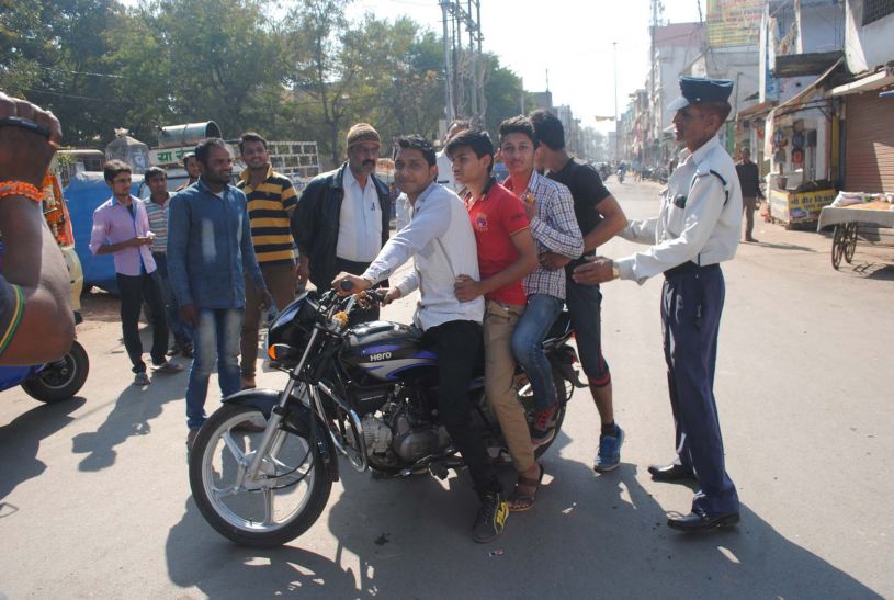 Sehore Traffic police बाइक पर चार, तुम लोग सुधरने वाले नहीं, चलो अब जुर्माना भरो