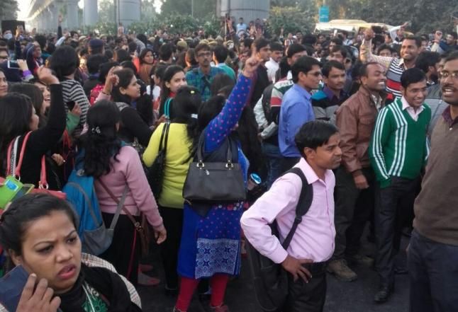 protest केजरीवाल के खिलाफ सड़कों पर उतरे गेस्ट टीचर, किया गया लाठीचार्ज