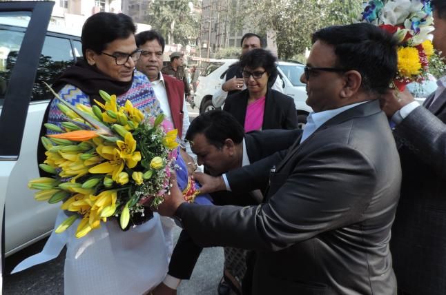 ramgopal yadav अब इस अधिकारी ने छुए सपा महासचिव रामगोपाल यादव के पैर
