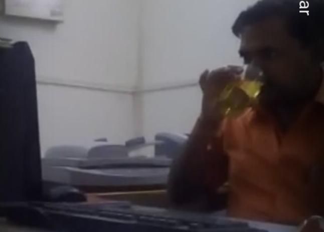 court room bar room कोर्ट रूम को ही बना डाला बार, वायरल हुआ वीडियो