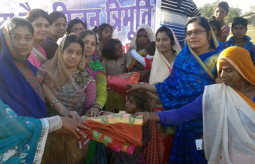 vidisha वीरांगनाओं ने बांटे गरीबों को कपड़े