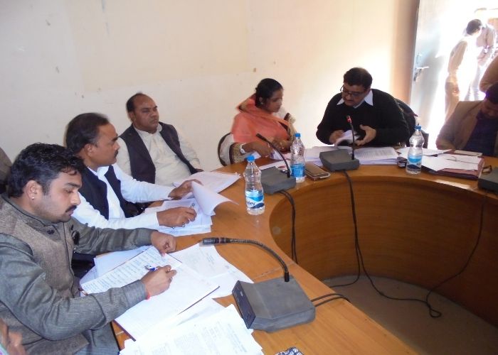 datia भाजपा विधायक के सामने एई बोला सरकार के पास नहीं है पैसे कहां से करवाए कार्य