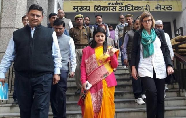 B chandrakala नंबर वन डीएम बनीं बी. चंद्रकला, यूपी के सभी अधिकारियों को पछाड़ा
