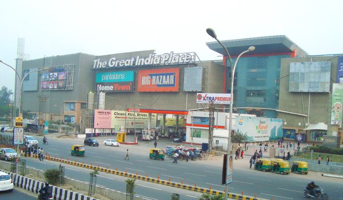 gip big bazaar noida बिग बाजार में पत्रकार और महिला साथी को बनाया बंधक, पढ़ें चौंकाने वाली वारदात
