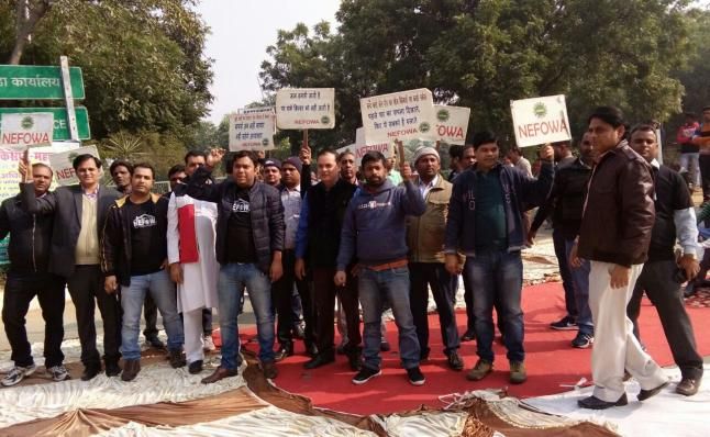 nefowa protest अखिलेश यादव की भी नहीं सुन रहे हैं प्राधिकरण के अफसर